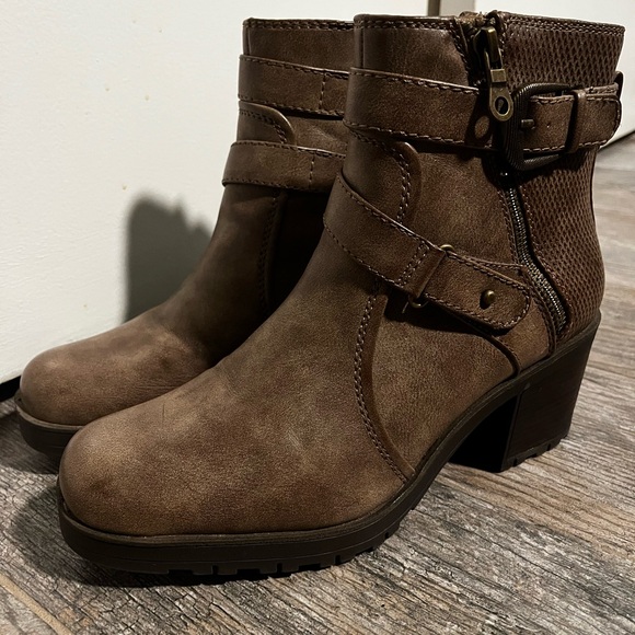 BareTraps Towanda Mushroom Booties with Buckle Detail. Size 8.5 - Picture 3 of 11